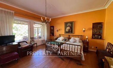 Gran casa patrimonial con lindos jardines