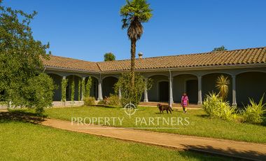 Gran casa patrimonial con lindos jardines