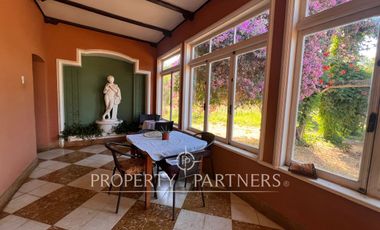 Gran casa patrimonial con lindos jardines