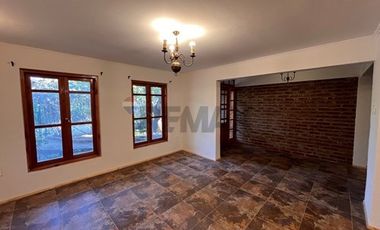 Se vende renovada y céntrica casa en Olmué