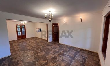 Se vende renovada y céntrica casa en Olmué