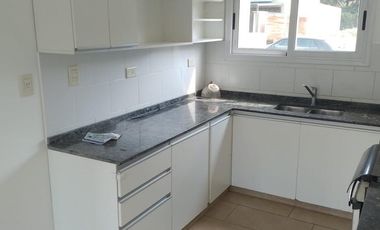 Duplex de 3 dormitorios -  B° cerrado Camino del Vuelo