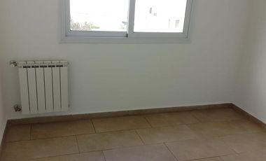 Duplex de 3 dormitorios -  B° cerrado Camino del Vuelo