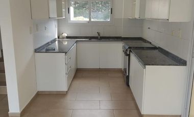 Duplex de 3 dormitorios -  B° cerrado Camino del Vuelo