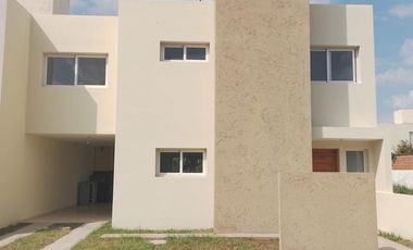 Duplex de 3 dormitorios -  B° cerrado Camino del Vuelo