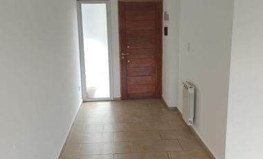 Duplex de 3 dormitorios -  B° cerrado Camino del Vuelo
