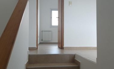 Duplex de 3 dormitorios -  B° cerrado Camino del Vuelo