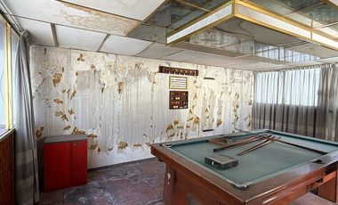 Amplia casa para modernizar con espacios únicos
