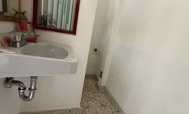Amplia casa para modernizar con espacios únicos