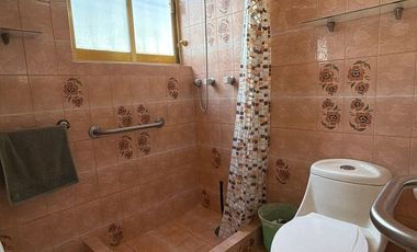 Amplia casa para modernizar con espacios únicos