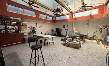 Amplia casa para modernizar con espacios únicos