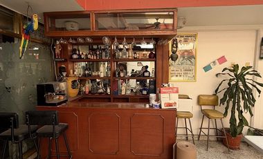 Amplia casa para modernizar con espacios únicos