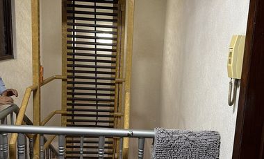 Amplia casa para modernizar con espacios únicos