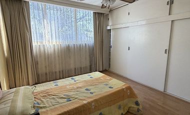 Amplia casa para modernizar con espacios únicos