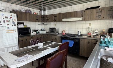 Amplia casa para modernizar con espacios únicos