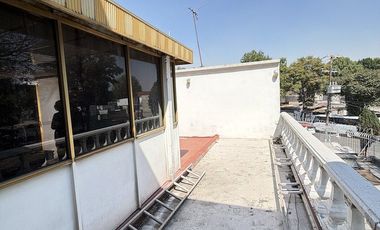 Amplia casa para modernizar con espacios únicos