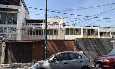 Amplia casa para modernizar con espacios únicos