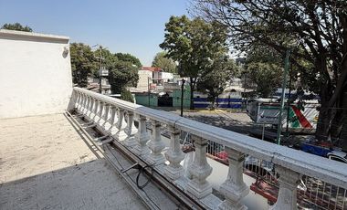 Amplia casa para modernizar con espacios únicos