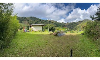 Venta de casa-Lote en el Retiro