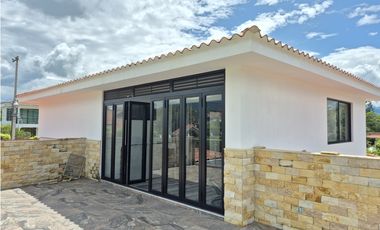 Venta casa campestre de lujo en Chinauta con piscina privada y lote