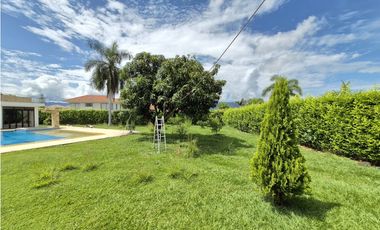 Venta casa campestre de lujo en Chinauta con piscina privada y lote