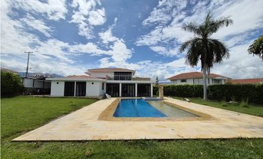 Venta casa campestre de lujo en Chinauta con piscina privada y lote