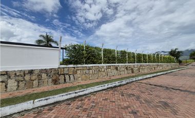 Venta casa campestre de lujo en Chinauta con piscina privada y lote