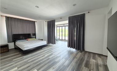 Venta casa campestre de lujo en Chinauta con piscina privada y lote