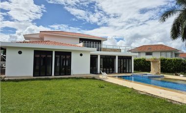 Venta casa campestre de lujo en Chinauta con piscina privada y lote