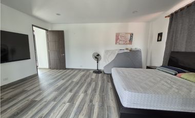 Venta casa campestre de lujo en Chinauta con piscina privada y lote