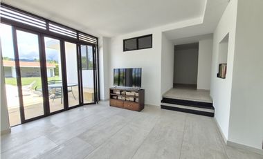 Venta casa campestre de lujo en Chinauta con piscina privada y lote