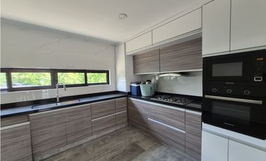 Venta casa campestre de lujo en Chinauta con piscina privada y lote