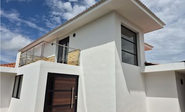 Venta casa campestre de lujo en Chinauta con piscina privada y lote