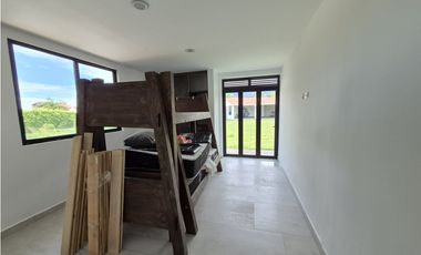 Venta casa campestre de lujo en Chinauta con piscina privada y lote