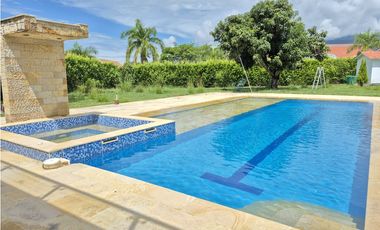 Venta casa campestre de lujo en Chinauta con piscina privada y lote