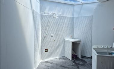 Venta casa campestre de lujo en Chinauta con piscina privada y lote