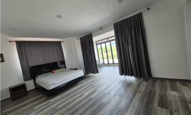 Venta casa campestre de lujo en Chinauta con piscina privada y lote