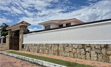 Venta casa campestre de lujo en Chinauta con piscina privada y lote