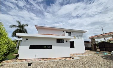 Venta casa campestre de lujo en Chinauta con piscina privada y lote