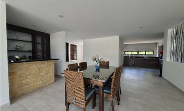 Venta casa campestre de lujo en Chinauta con piscina privada y lote