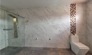 Venta casa campestre de lujo en Chinauta con piscina privada y lote