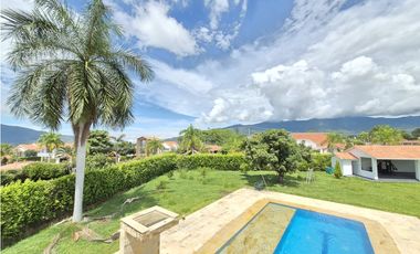 Venta casa campestre de lujo en Chinauta con piscina privada y lote