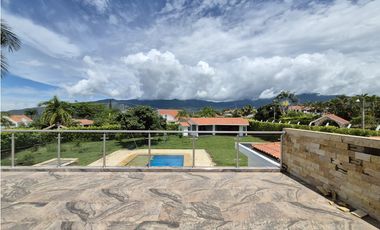 Venta casa campestre de lujo en Chinauta con piscina privada y lote