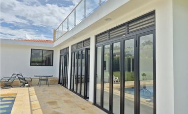 Venta casa campestre de lujo en Chinauta con piscina privada y lote