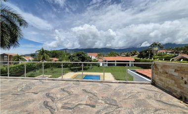 Venta casa campestre de lujo en Chinauta con piscina privada y lote