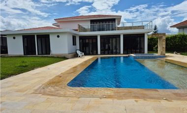 Venta casa campestre de lujo en Chinauta con piscina privada y lote