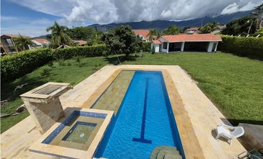 Venta casa campestre de lujo en Chinauta con piscina privada y lote