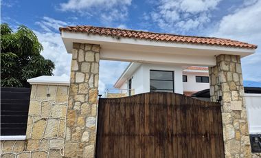 Venta casa campestre de lujo en Chinauta con piscina privada y lote