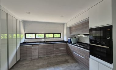 Venta casa campestre de lujo en Chinauta con piscina privada y lote