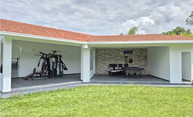 Venta casa campestre de lujo en Chinauta con piscina privada y lote